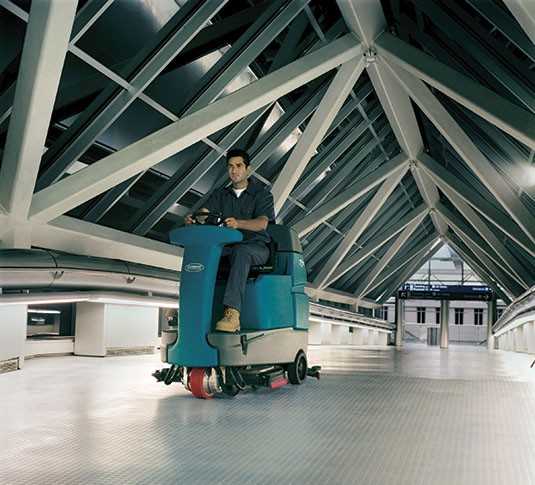 T7+ Lavapavimenti uomo a bordo alt 10